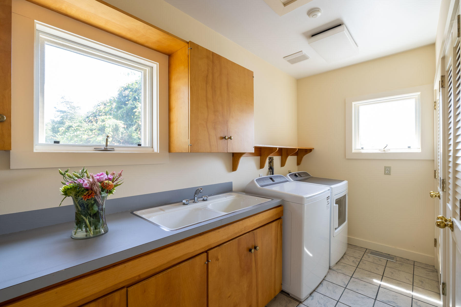 81 Oyster Pond Road Edgartown, MA 02539 - Photo 19 of 41 Laudry room
