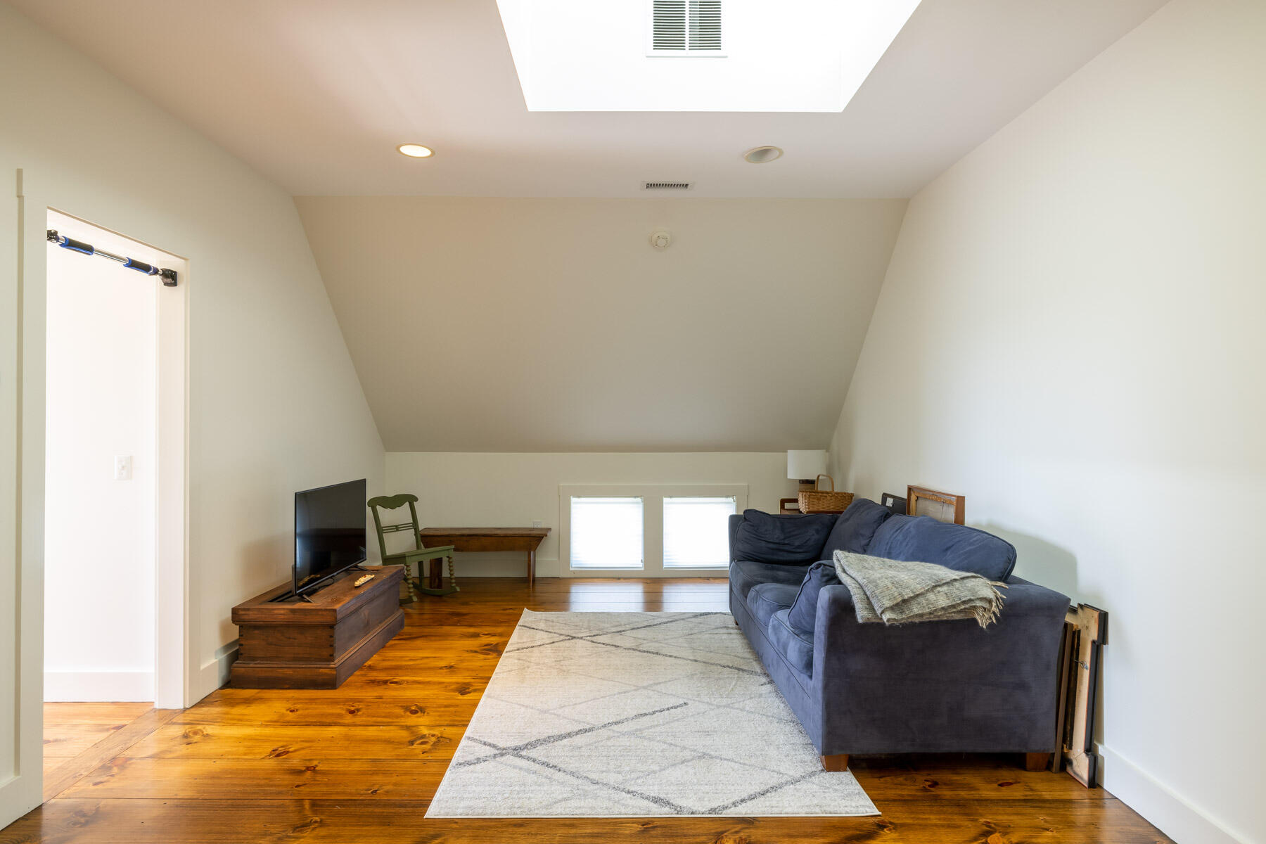 81 Oyster Pond Road Edgartown, MA 02539 - Photo 30 of 41 Guest house living room