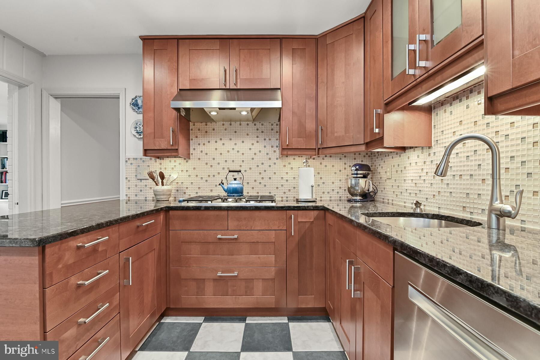 5512 Ridgefield Road Bethesda, MD 20816 - Photo 25 of 69 Decorative tile backsplash