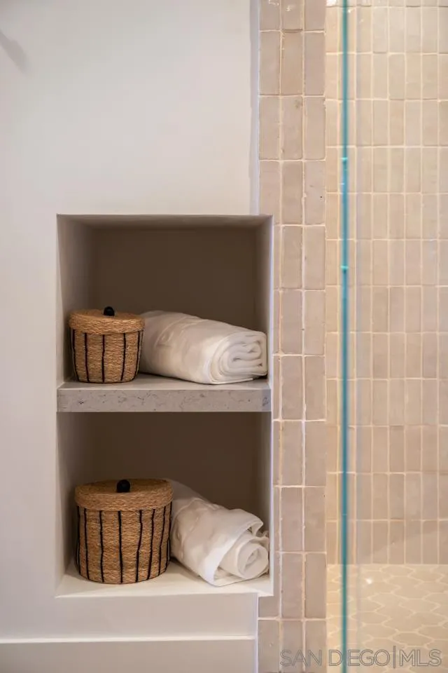 939 Coast Boulevard, Unit 12C La Jolla, CA 92037 - Photo 33 of 41 a close view of flowerpot