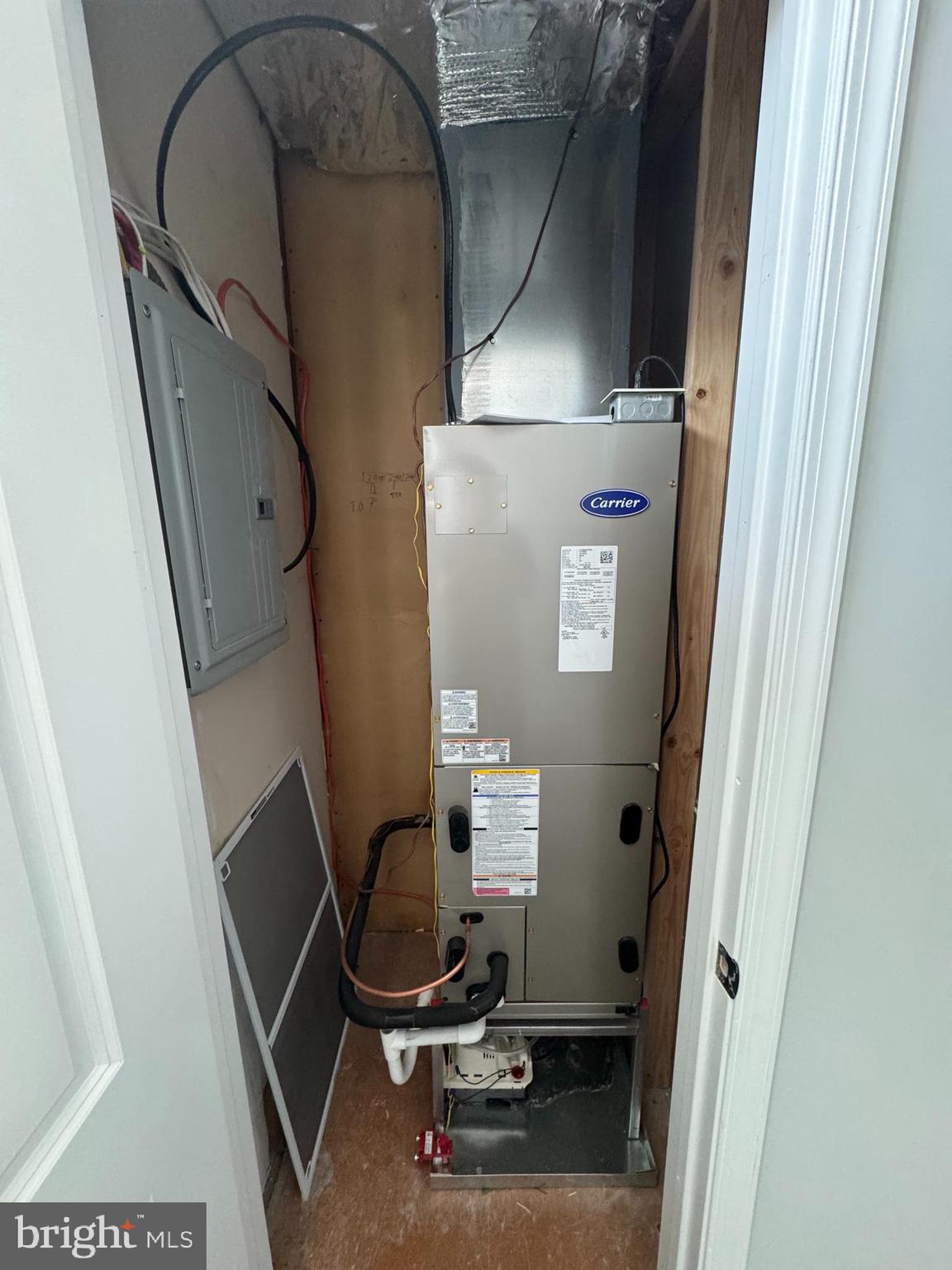 1850 South 23rd Street Philadelphia, PA 19145 - Photo 10 of 10 a view of entryway with a window