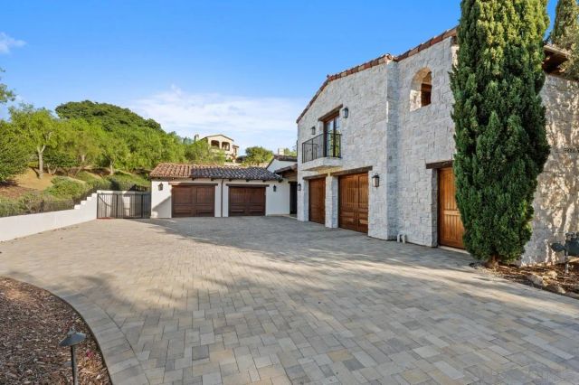 a view of livingroom with furniture and wooden floor