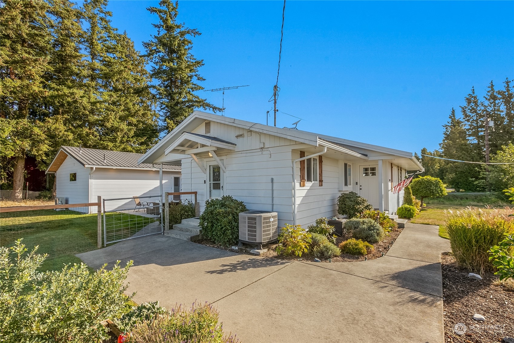 9699 Double Ditch Road Lynden, WA 98264 - Photo 28 of 40 a front view of a house with garden