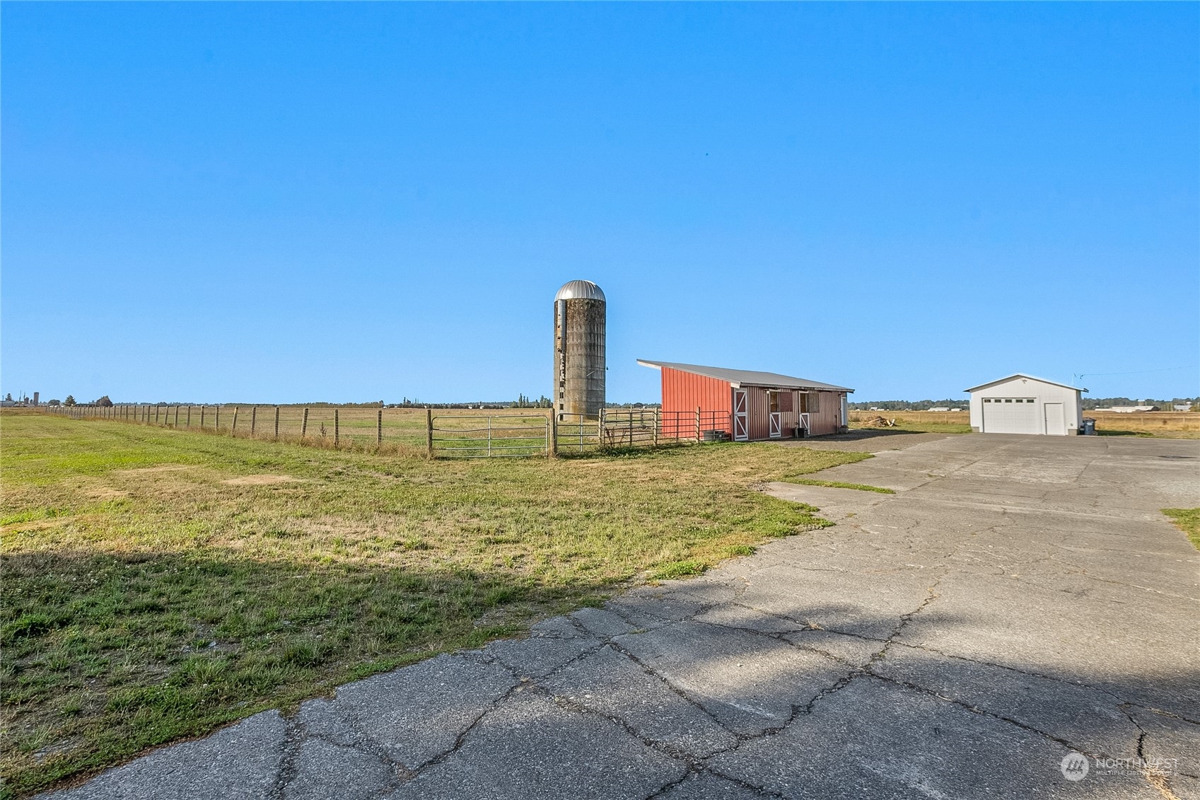 9699 Double Ditch Road Lynden, WA 98264 - Photo 34 of 40 a swimming pool with a yard