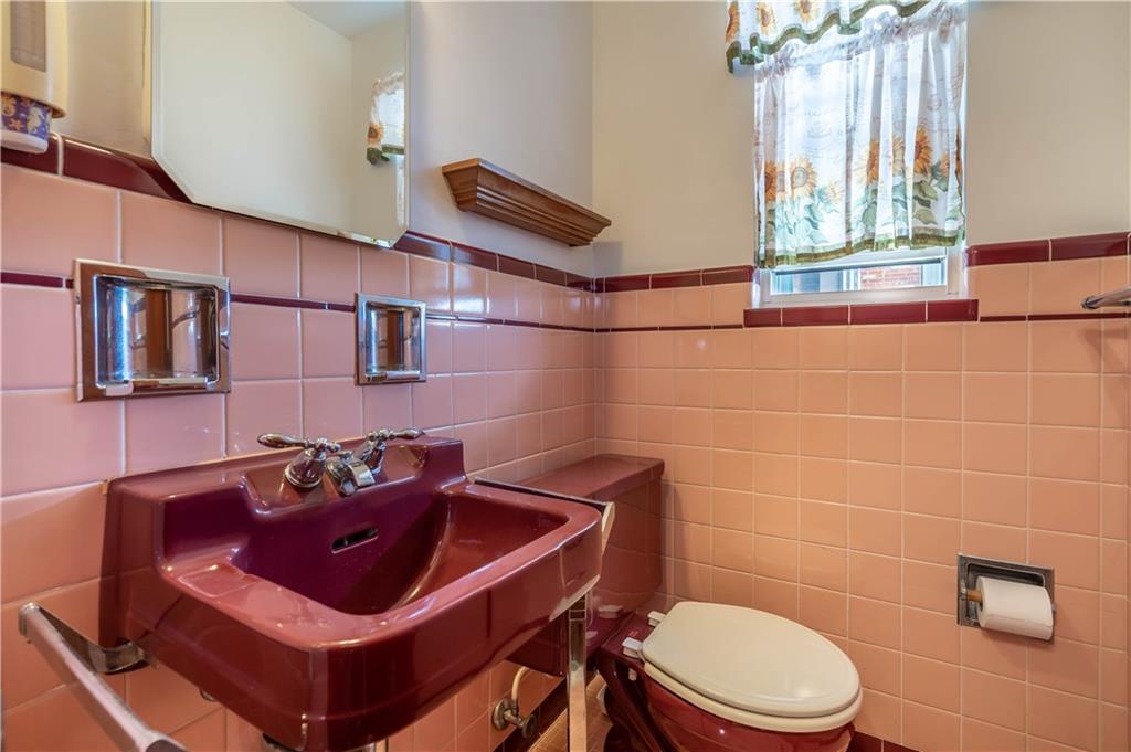 1465 Prospect Road Pittsburgh, PA 15227 - Photo 10 of 25 1ST FLOOR POWDER ROOM
