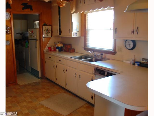 809 Liberty Road Archdale, NC 27263 - Photo 8 of 9 Kitchen.
