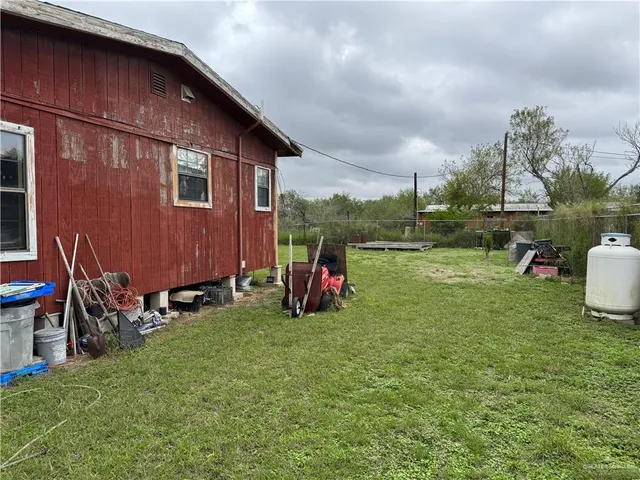 a view of a house with backyard