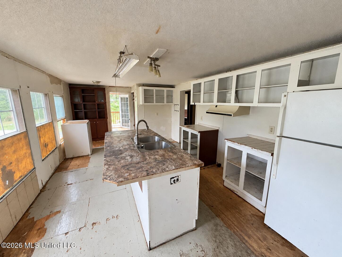 Decluttered kitchen with preserved origi