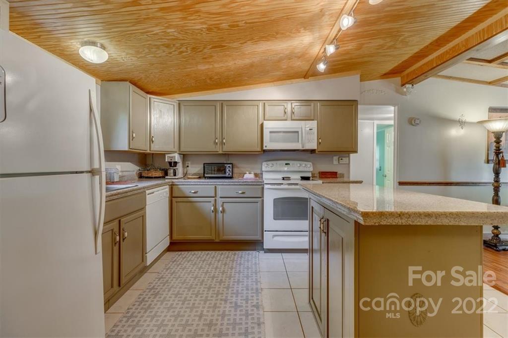 3203 Farmcrest Court Fort Mill, SC 29708 - Photo 8 of 40 a kitchen with a sink a refrigerator and a stove