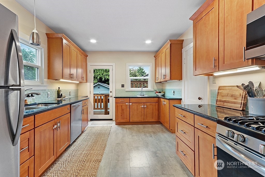 341 North 81st Street Seattle, WA 98103 - Photo 7 of 28 Gallery Image 7