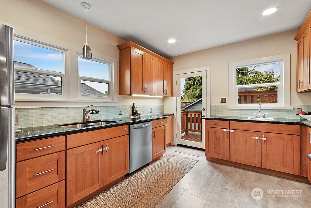 341 North 81st Street Seattle, WA 98103 - Photo 9 of 28 Gallery Image 9