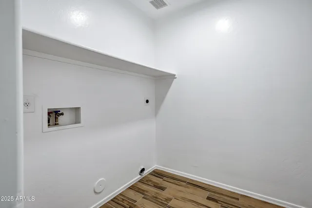 a view of a yard in front of house