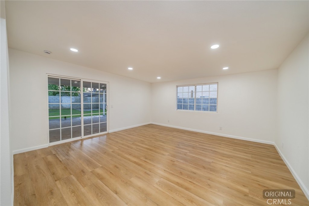 555 North Chestnut Avenue Rialto, CA 92376 - Photo 8 of 33 a view of an empty room with a window