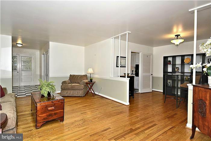 12202 Quorn Lane Reston, VA 20191 - Photo 6 of 30 Living Room