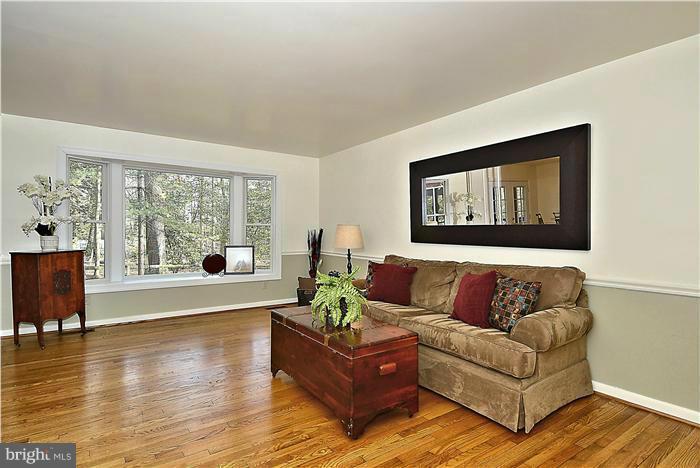 12202 Quorn Lane Reston, VA 20191 - Photo 8 of 30 Living Room