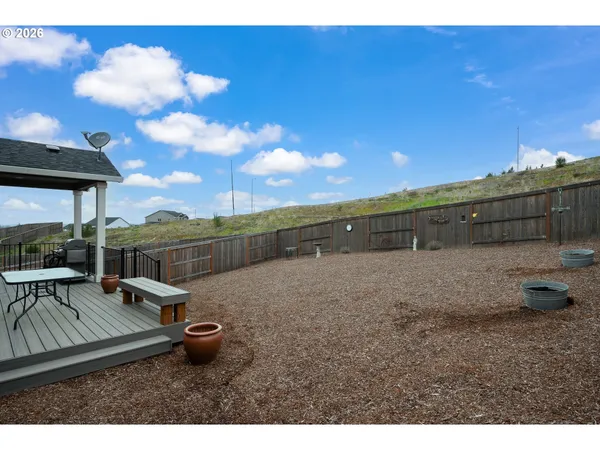 a view of a backyard