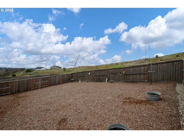 a view of a backyard