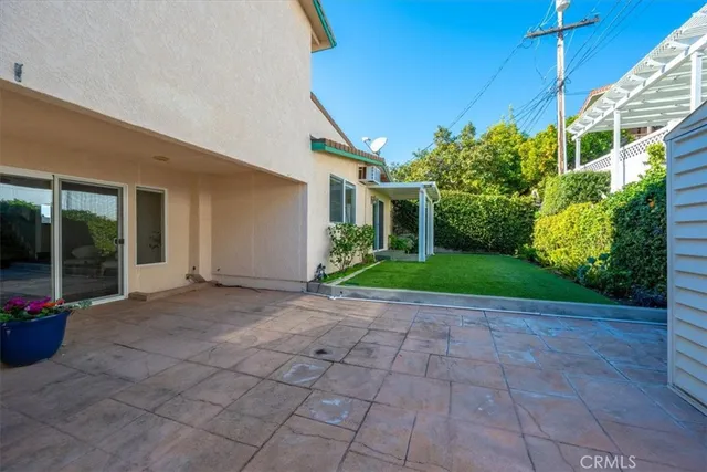 a view of a house with backyard and garden