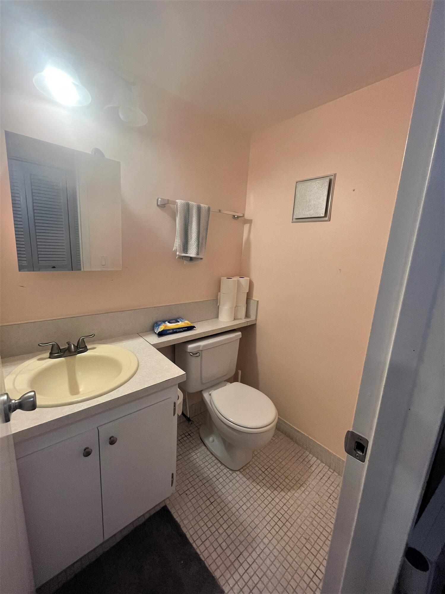 55 Suffolk B Boca Raton, FL 33434 - Photo 8 of 14 55 007