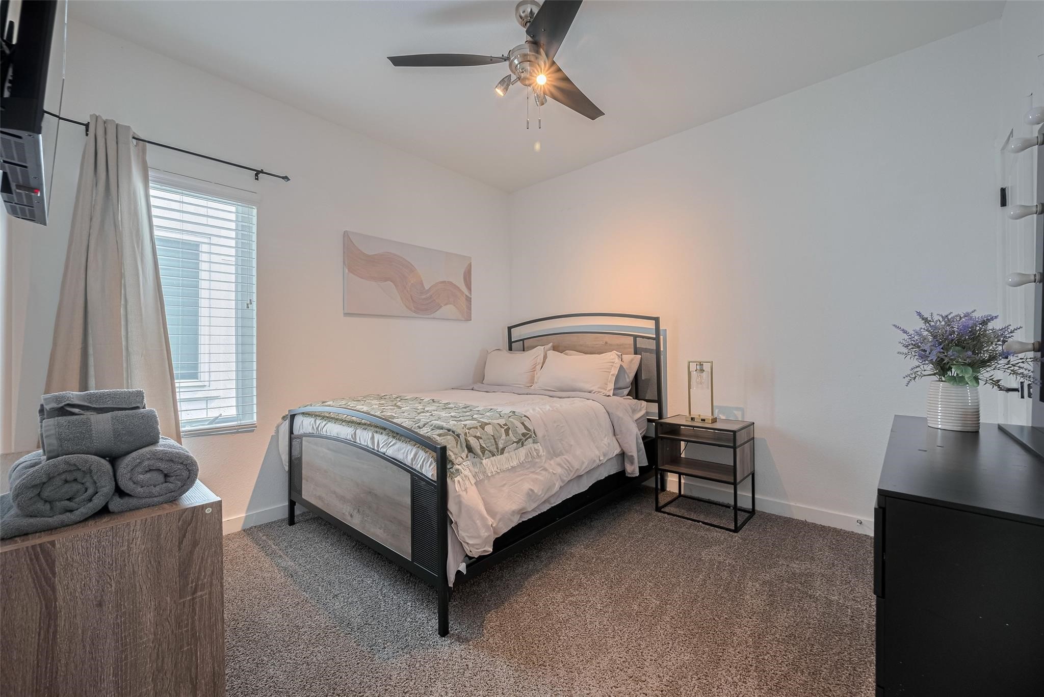 1902 Dan Street Houston, TX 77020 - Photo 26 of 43 Upstairs bedrooms with walk-in closets share a spacious full bath.