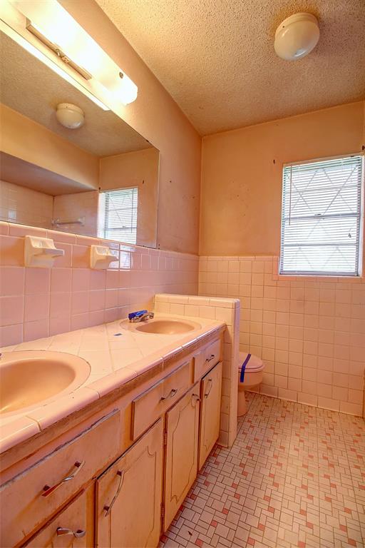 512 North Sherley Road Anna, TX 75409 - Photo 9 of 20 a bathroom with a sink a toilet and a bathtub