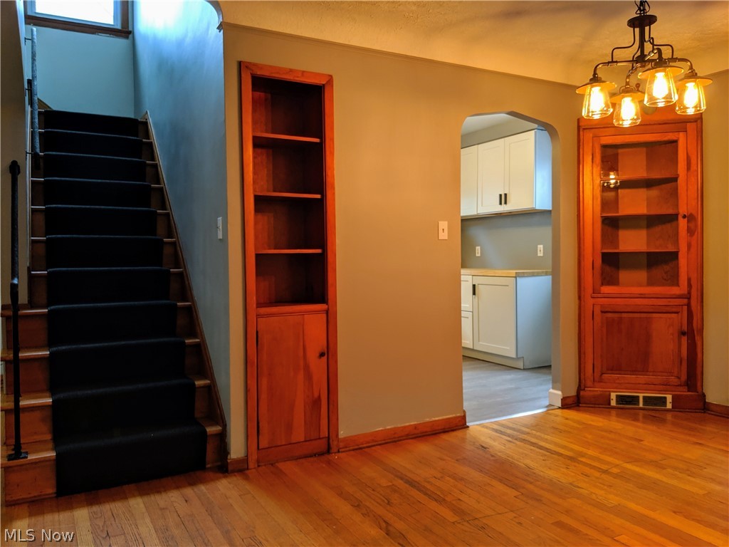 4237 Lambert Road Cleveland, OH 44121 - Photo 4 of 24