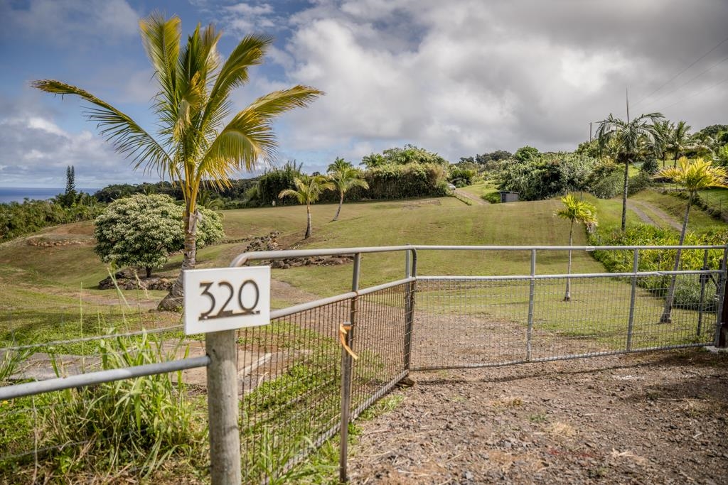 320 Hanauana Road Haiku, HI 96708 - Photo 5 of 33 a view of a tennis court
