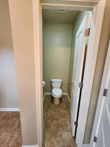 en empty room with windows and ceiling fan