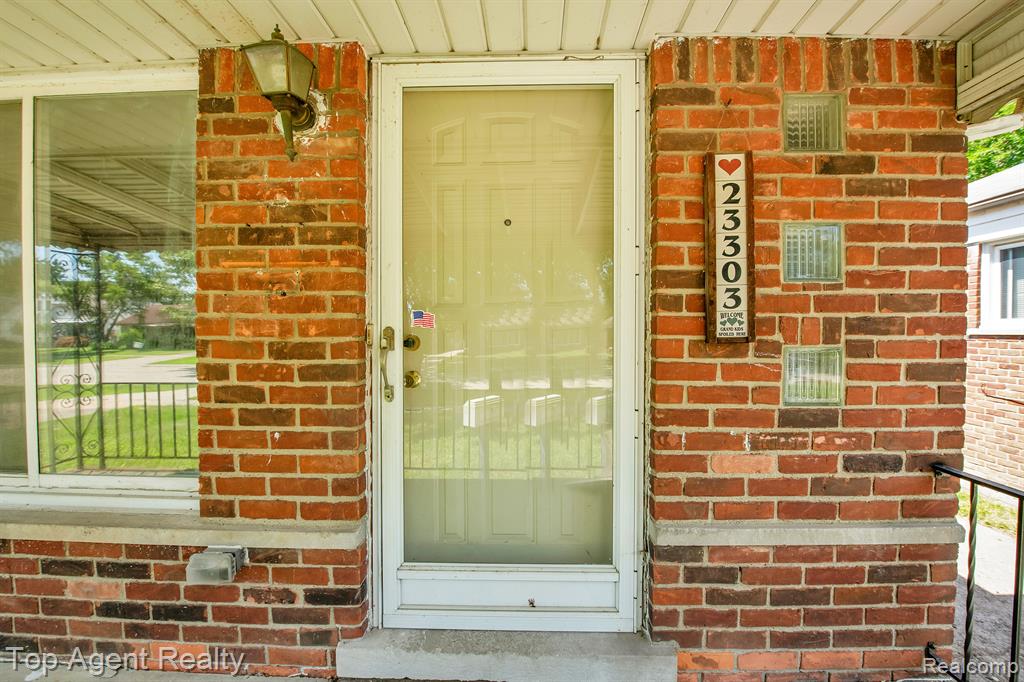 23303 Teppert Avenue Eastpointe, MI 48021 - Photo 4 of 32