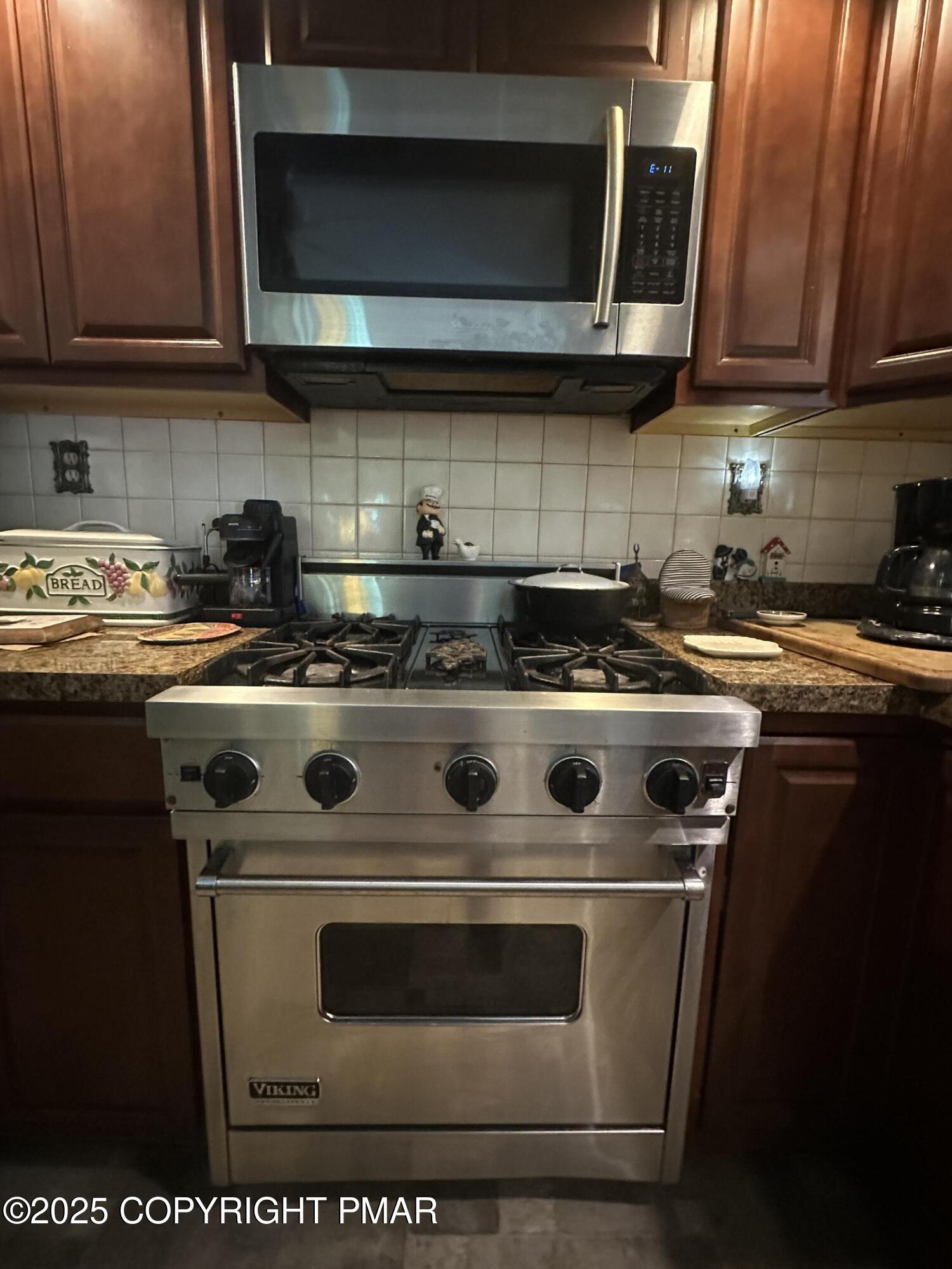 2162 Longview Drive Bushkill, PA 18324 - Photo 8 of 33 a kitchen with a stove and a microwave