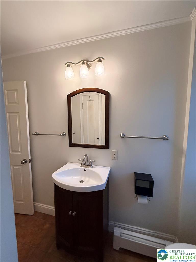 729 Spring Street, Unit 2 Bethlehem, PA 18018 - Photo 20 of 32 Main Bathroom