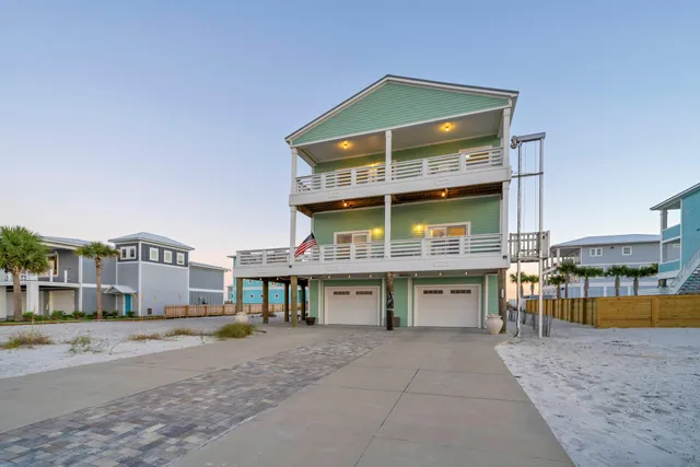 a view of building with a outdoor space