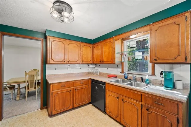 $340,000 | 6606 Northwest Quail Run Drive, Parkville, MO 64152