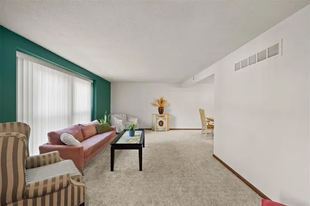 $340,000 | 6606 Northwest Quail Run Drive, Parkville, MO 64152