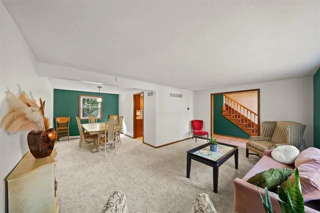 $340,000 | 6606 Northwest Quail Run Drive, Parkville, MO 64152