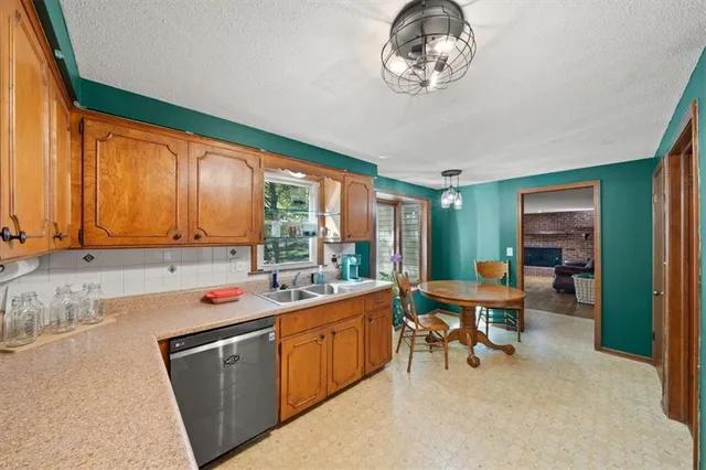 $340,000 | 6606 Northwest Quail Run Drive, Parkville, MO 64152