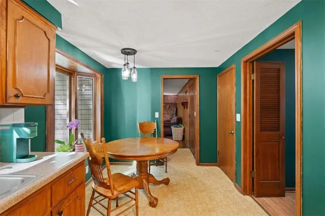 $340,000 | 6606 Northwest Quail Run Drive, Parkville, MO 64152