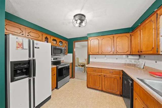 $340,000 | 6606 Northwest Quail Run Drive, Parkville, MO 64152