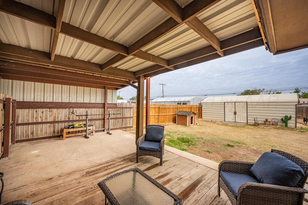 504 East 5th Street Sunray, TX 79086 - Photo 19 of 22 a living room with furniture