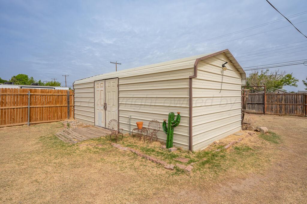 504 East 5th Street Sunray, TX 79086 - Photo 20 of 22 a view of a backyard