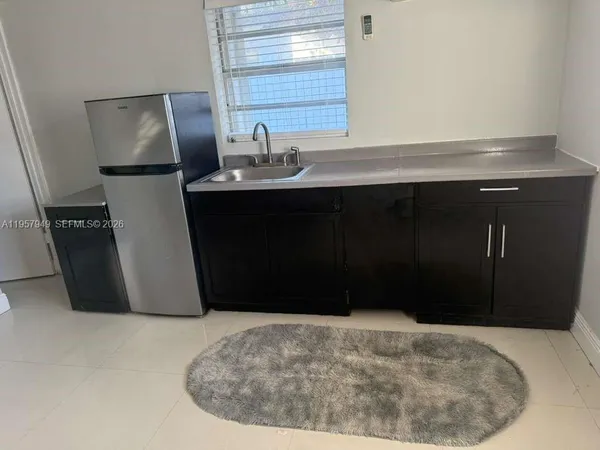 a view of empty room with window