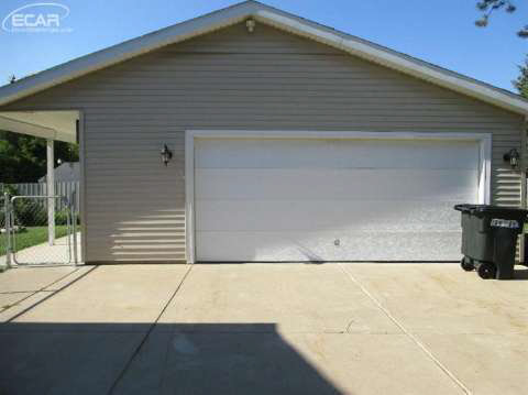 2357 East Judd Road Burton, MI 48529 - Photo 3 of 23 20444890-2.JPG
