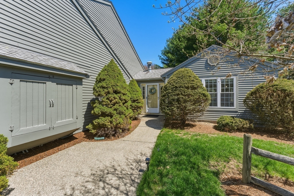 402 Ridgefield Circle, Unit D Clinton, MA 01510 - Photo 5 of 35