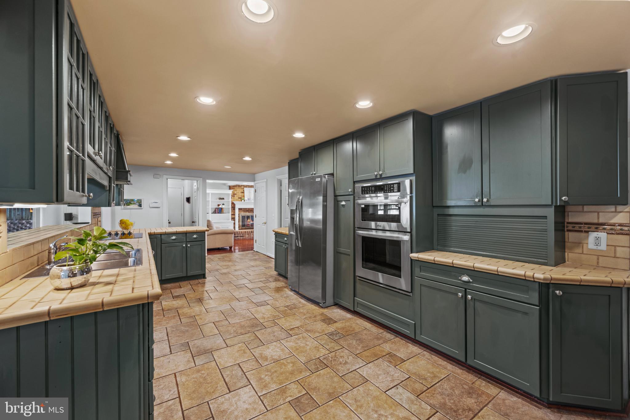 6 Starlight Court Potomac, MD 20854 - Photo 12 of 65 Kitchen