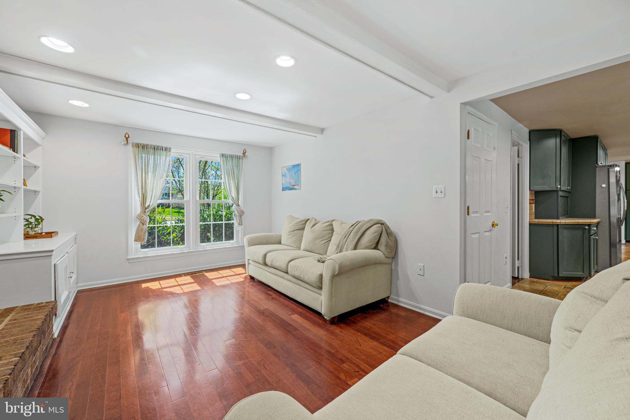 6 Starlight Court Potomac, MD 20854 - Photo 26 of 65 Living Room
