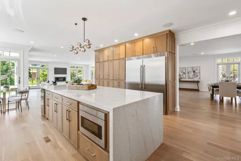 $2,600,000 | 10 Threepence Drive, Melville, NY 11747