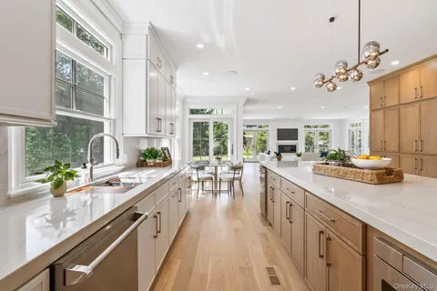 $2,600,000 | 10 Threepence Drive, Melville, NY 11747