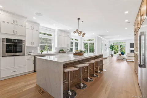 $2,600,000 | 10 Threepence Drive, Melville, NY 11747