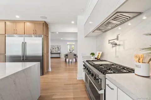 $2,600,000 | 10 Threepence Drive, Melville, NY 11747