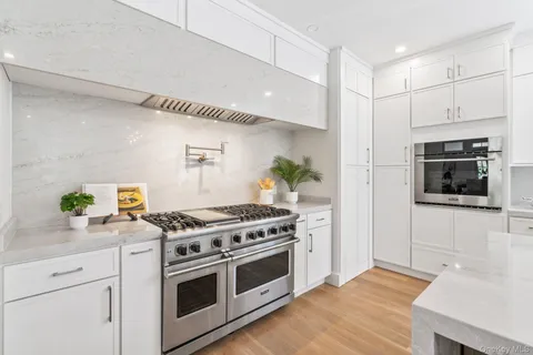 $2,600,000 | 10 Threepence Drive, Melville, NY 11747